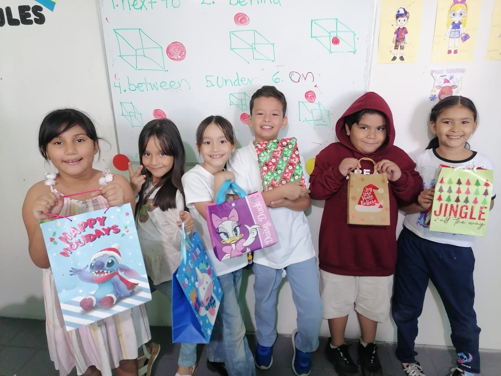 Grupo de alumnos con regalos